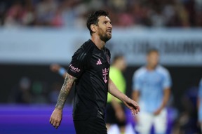 九游-包含梅西回归赛场，战术调整首场状态亮眼，西班牙队观众沸腾！的词条