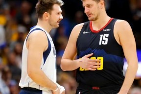 九游体育- 东契奇克服颈伤触底反弹 单节暴走狂砍19分强势收胜 